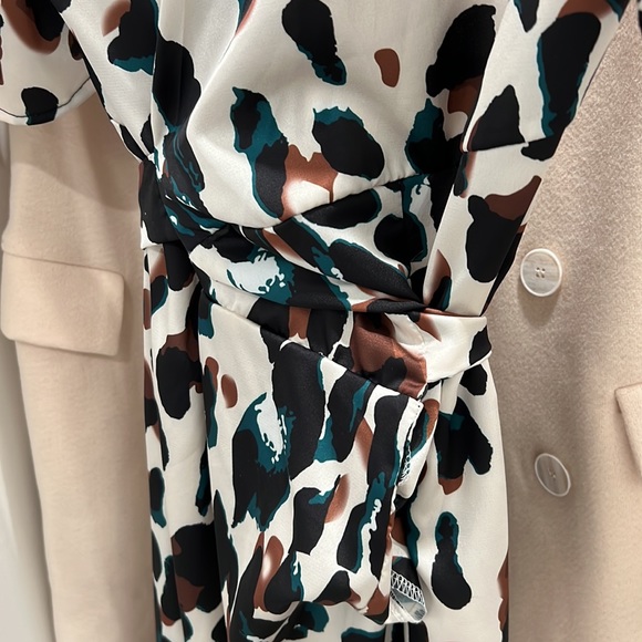 Wrap soft silky material in a fun leopard print - Picture 5 of 6